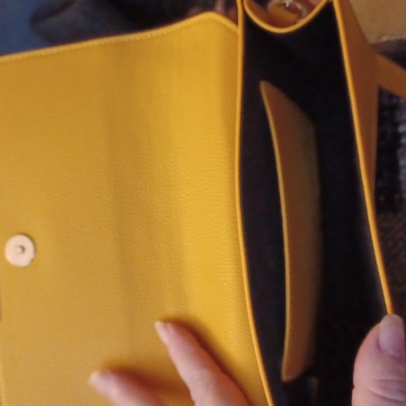 4/$60 Yellow Le Chateau Purse - Small - Picture 4 of 10